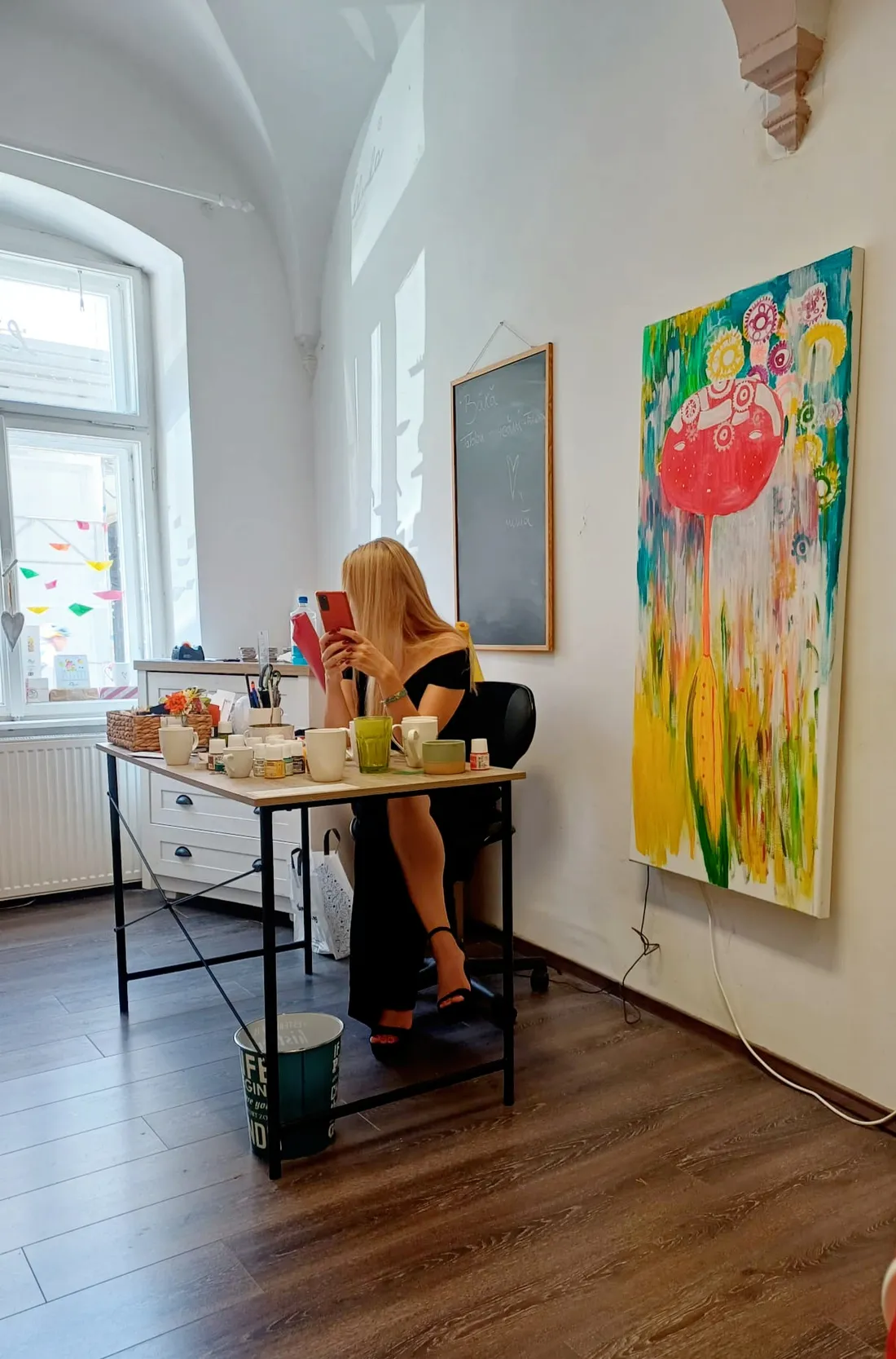 Pintando en la mesa del taller