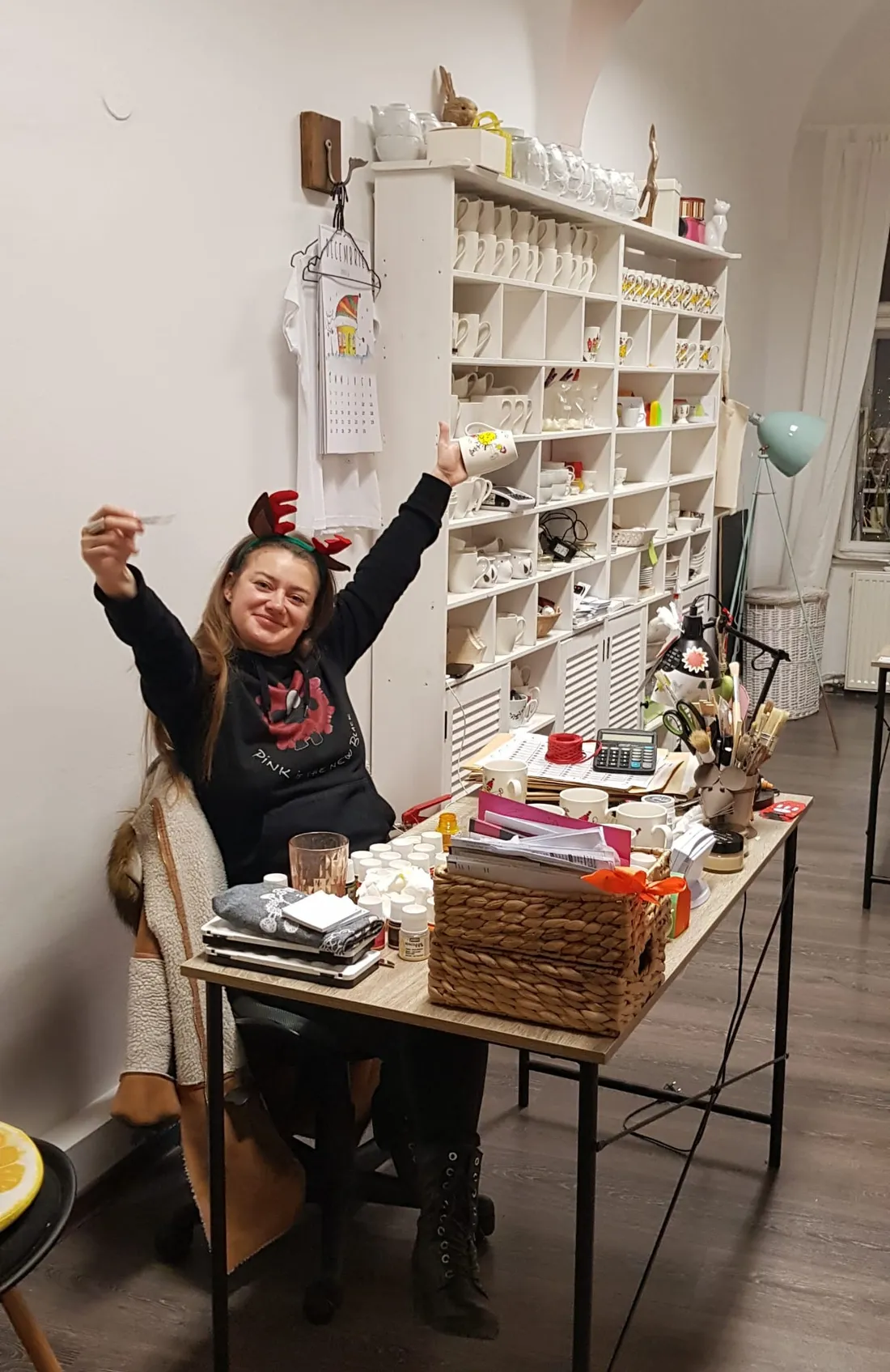 Una pausa feliz en la mesa de pintar
