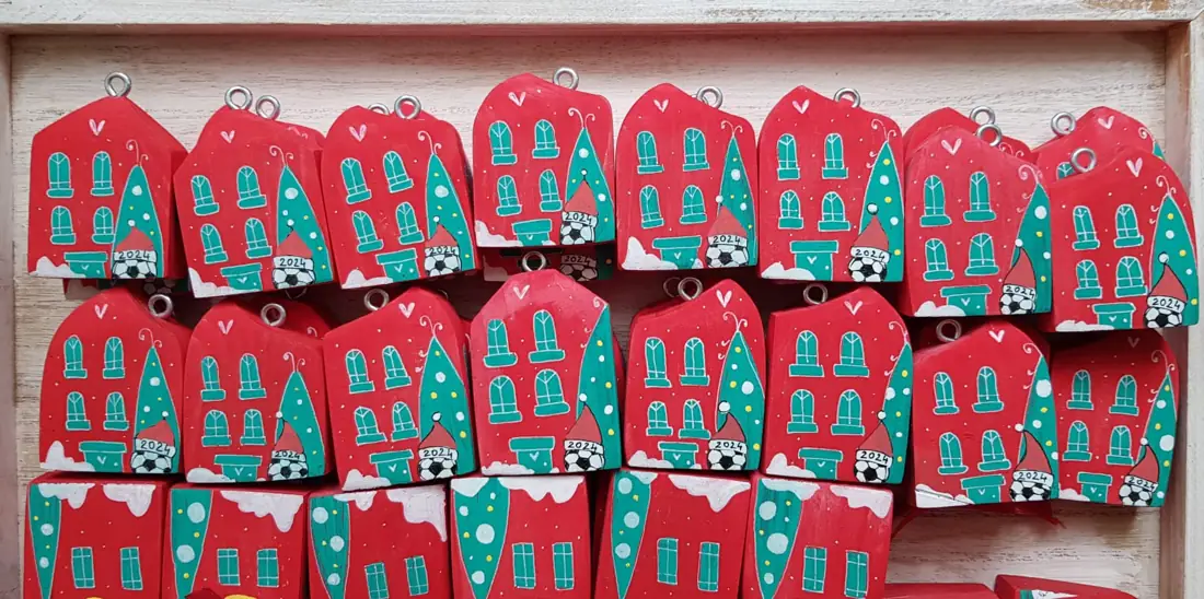 Painted wooden houses, a corporate order