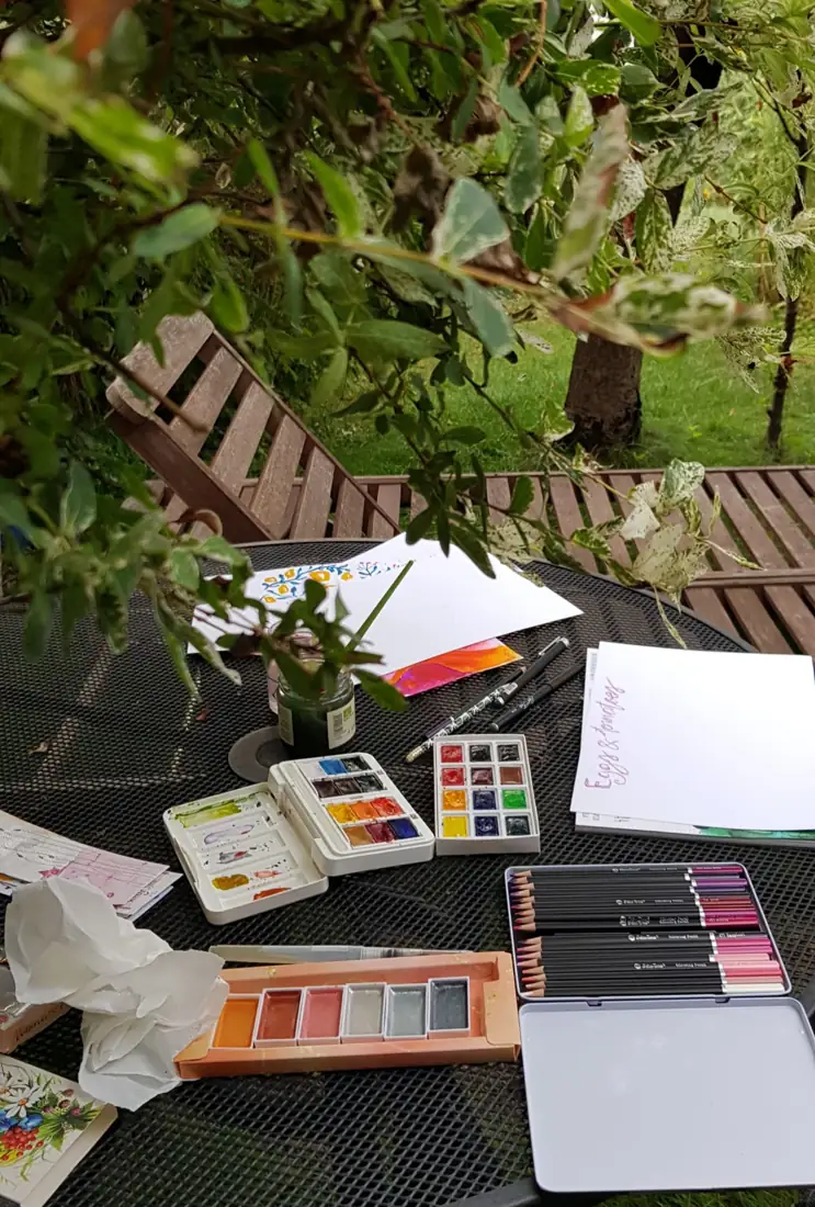 La mesa de pintar, con acuarelas y pinceles