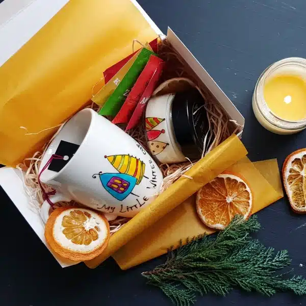 Cadou ”Seara Mea Aromată” – cană pictată manual, lumânare parfumată și ceai organic