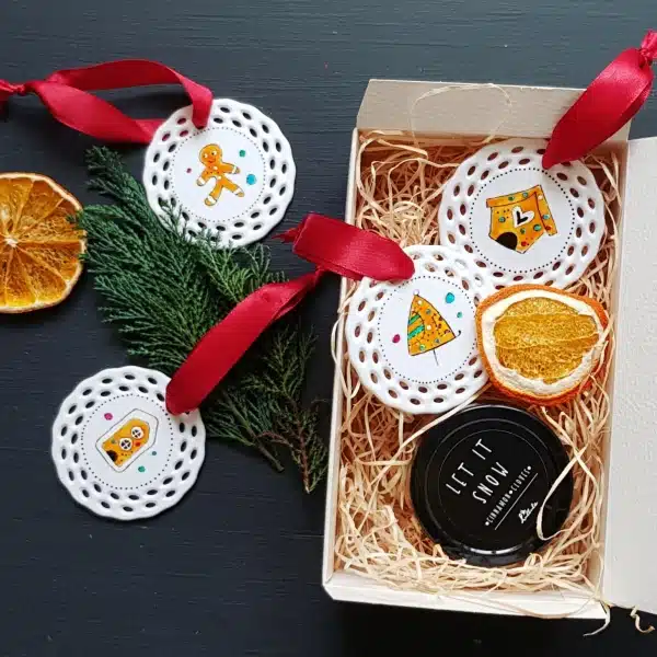 „Iarnă De Vis” – set de patru ornamente şi o lumânare parfumată