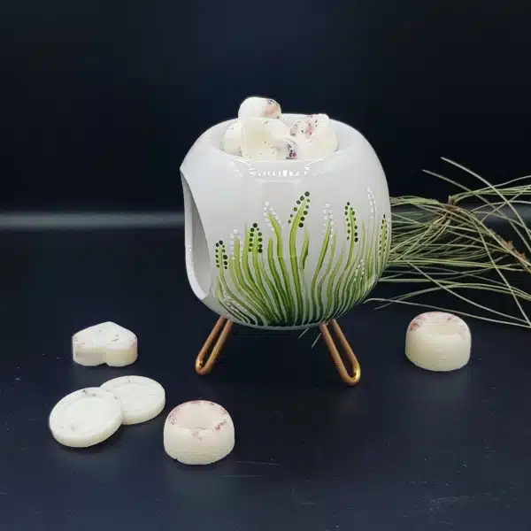 Iunie este verde poveste - lămpiță de aromaterapie pictată manual