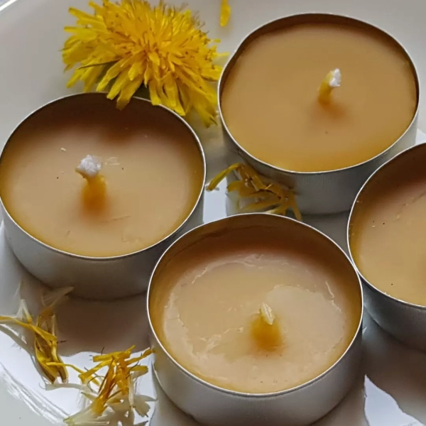 Lumânare pastilă (tea light) din ceară de albine, turnată manual