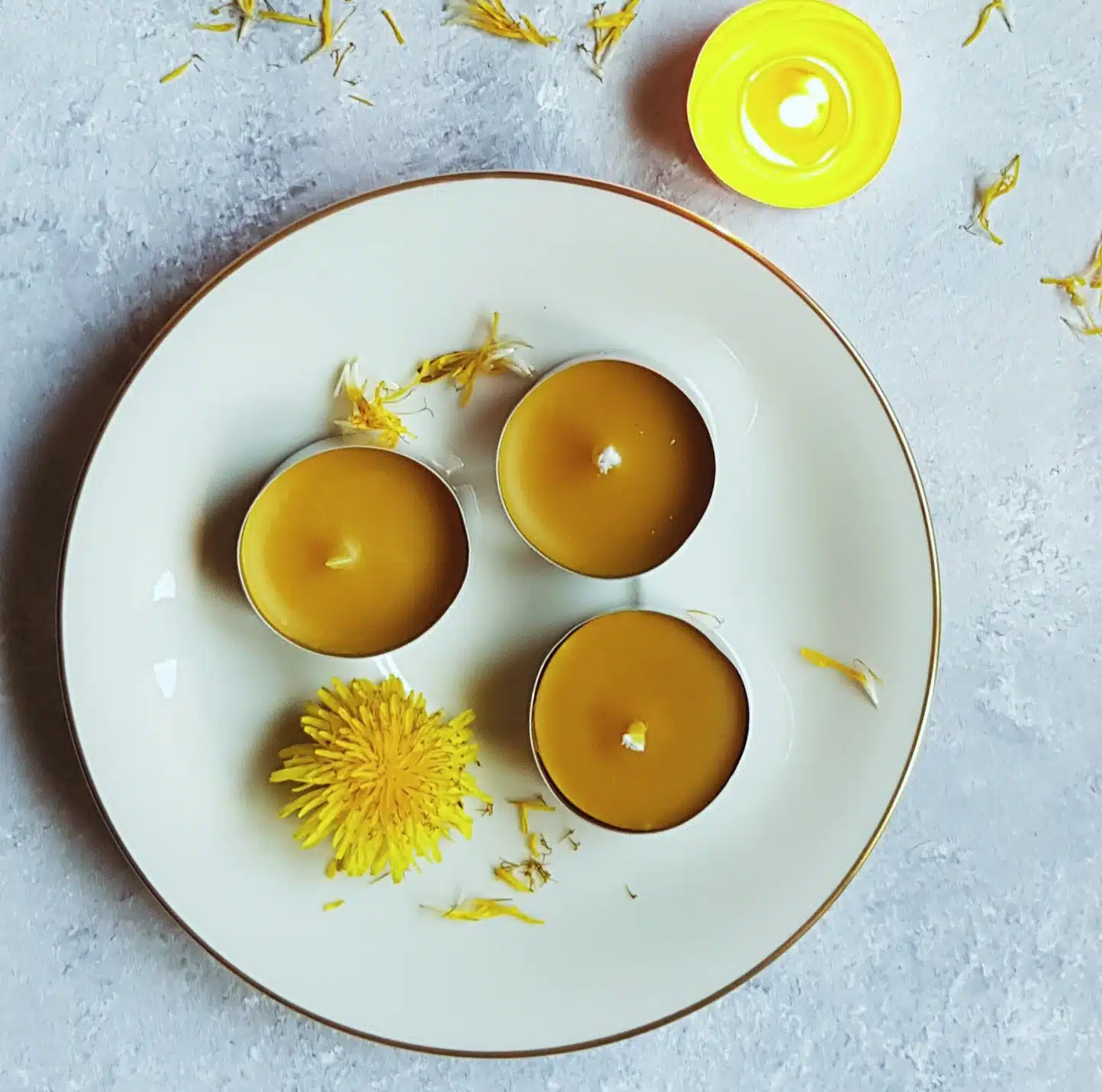 Lumânare pastilă (tea light) din ceară de albine, turnată manual - imagine 3