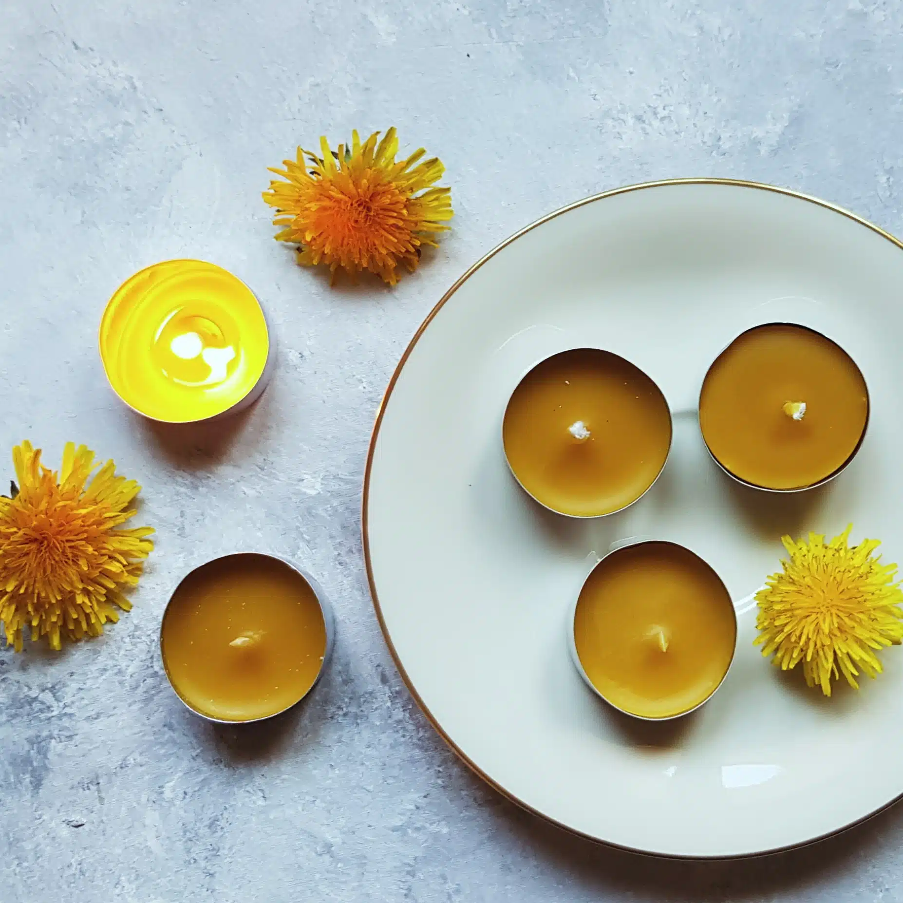Lumânare pastilă (tea light) din ceară de albine, turnată manual - imagine 4