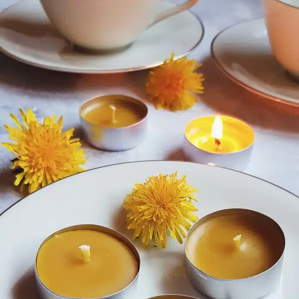 Lumânare pastilă (tea light) din ceară de albine, turnată manual