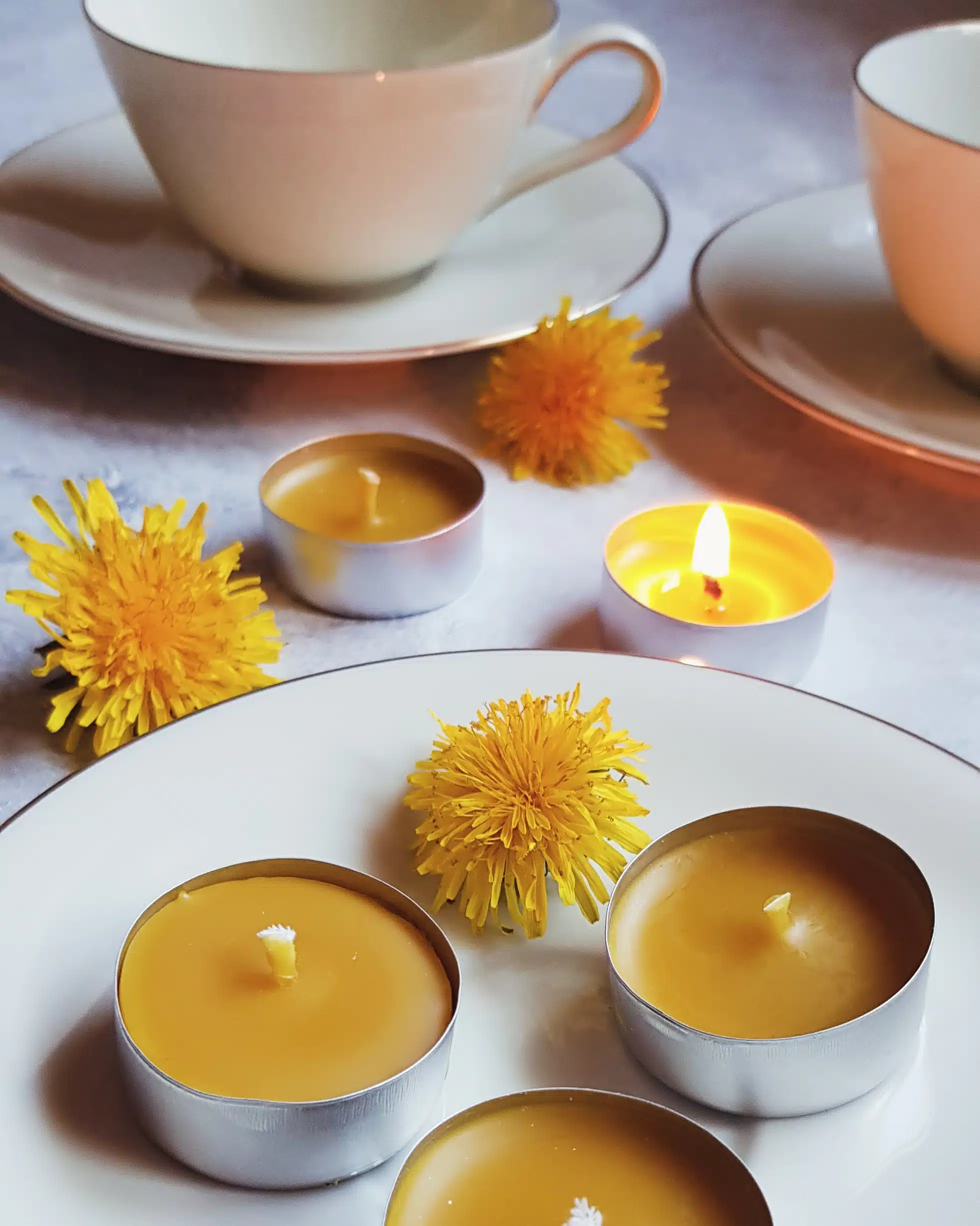 Lumânare pastilă (tea light) din ceară de albine, turnată manual