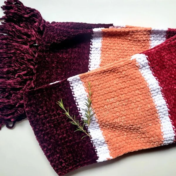 Panther in Rosa, Lila und Himbeere, handgestrickter Schal
